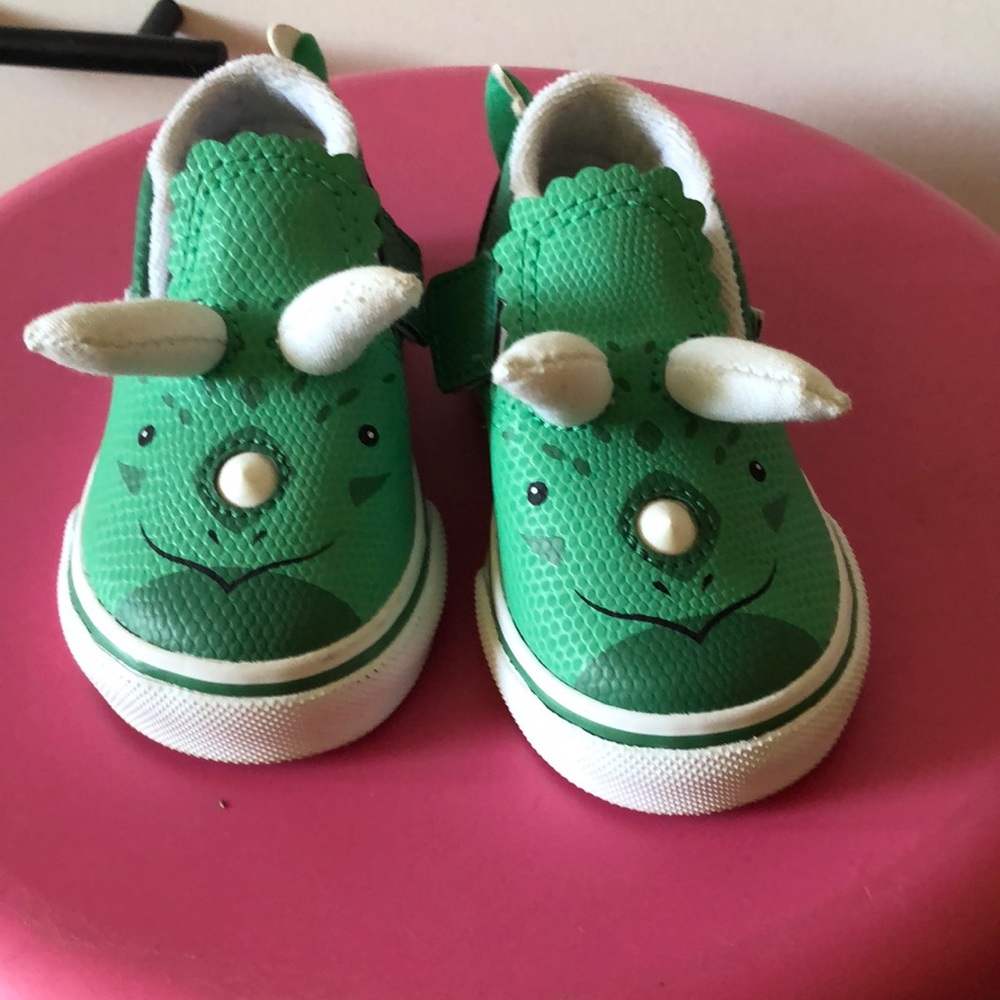 Size 4 Dino vans!